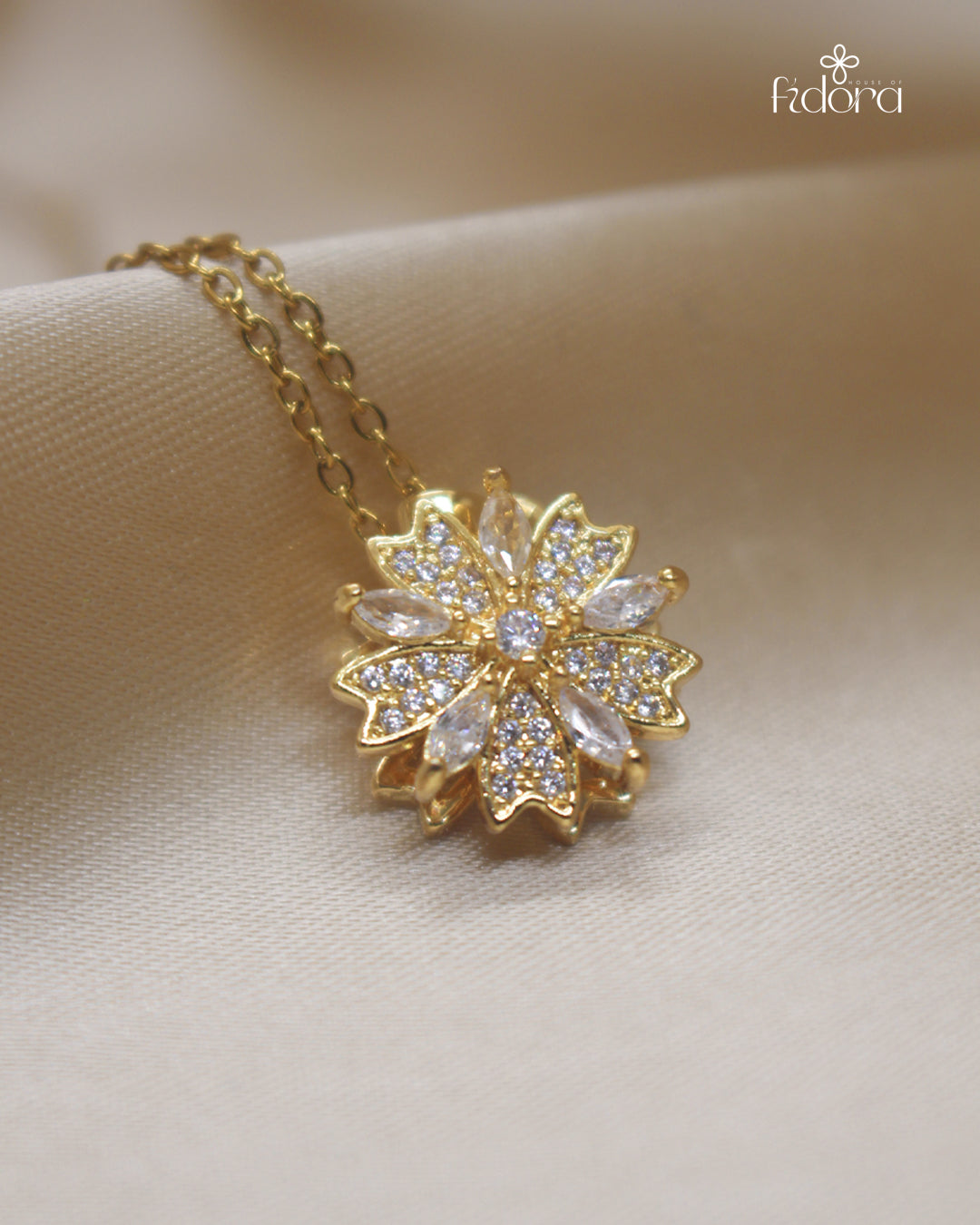 This anti-tarnish flower pendant is suitable for daily use to match with your daily outfit. Shop now with House of fidora.