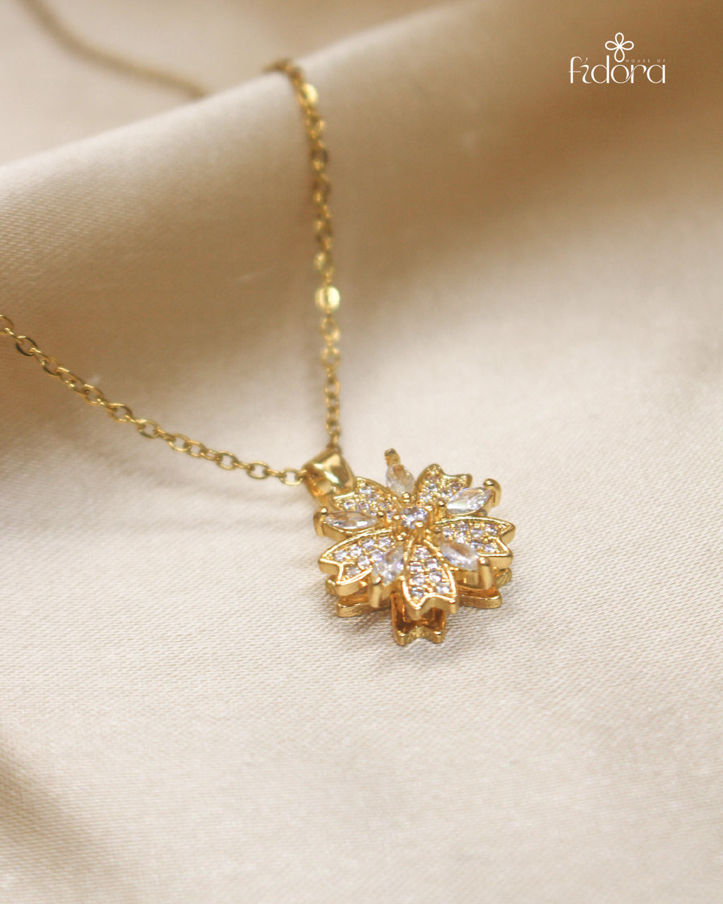 This anti-tarnish flower pendant is suitable for daily use to match with your daily outfit. Shop now with House of fidora.