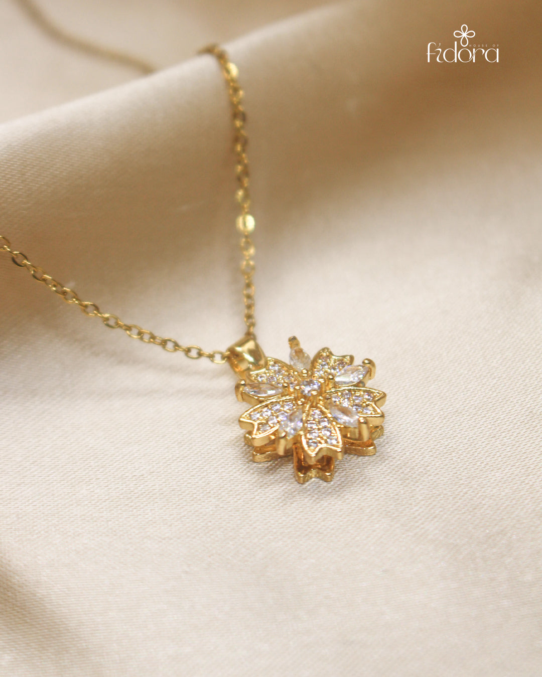 This anti-tarnish flower pendant is suitable for daily use to match with your daily outfit. Shop now with House of fidora.