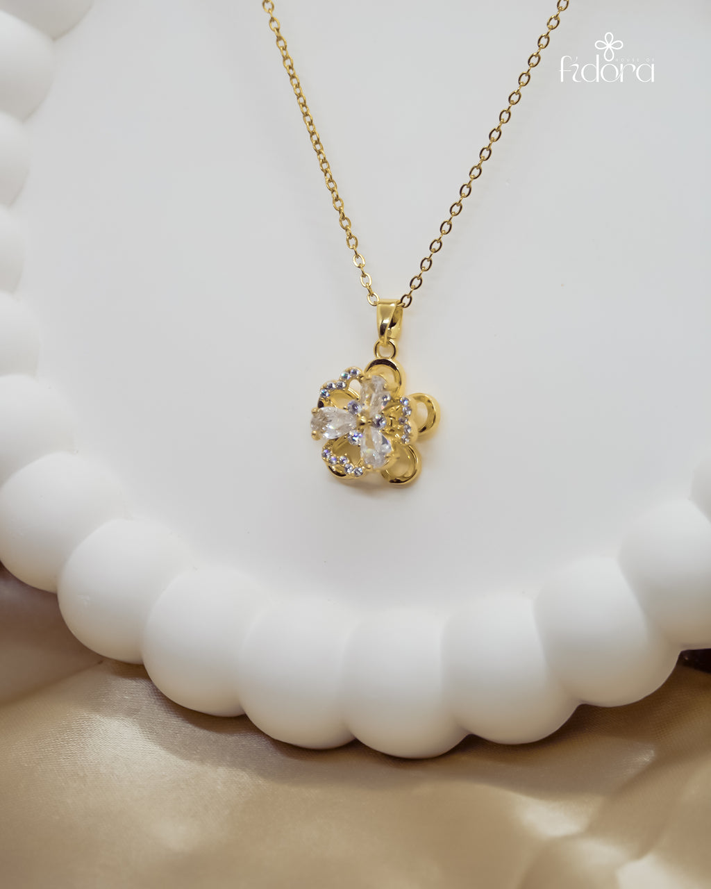 Trending gold plated anti tarnish flower pendant chain for daily wear.