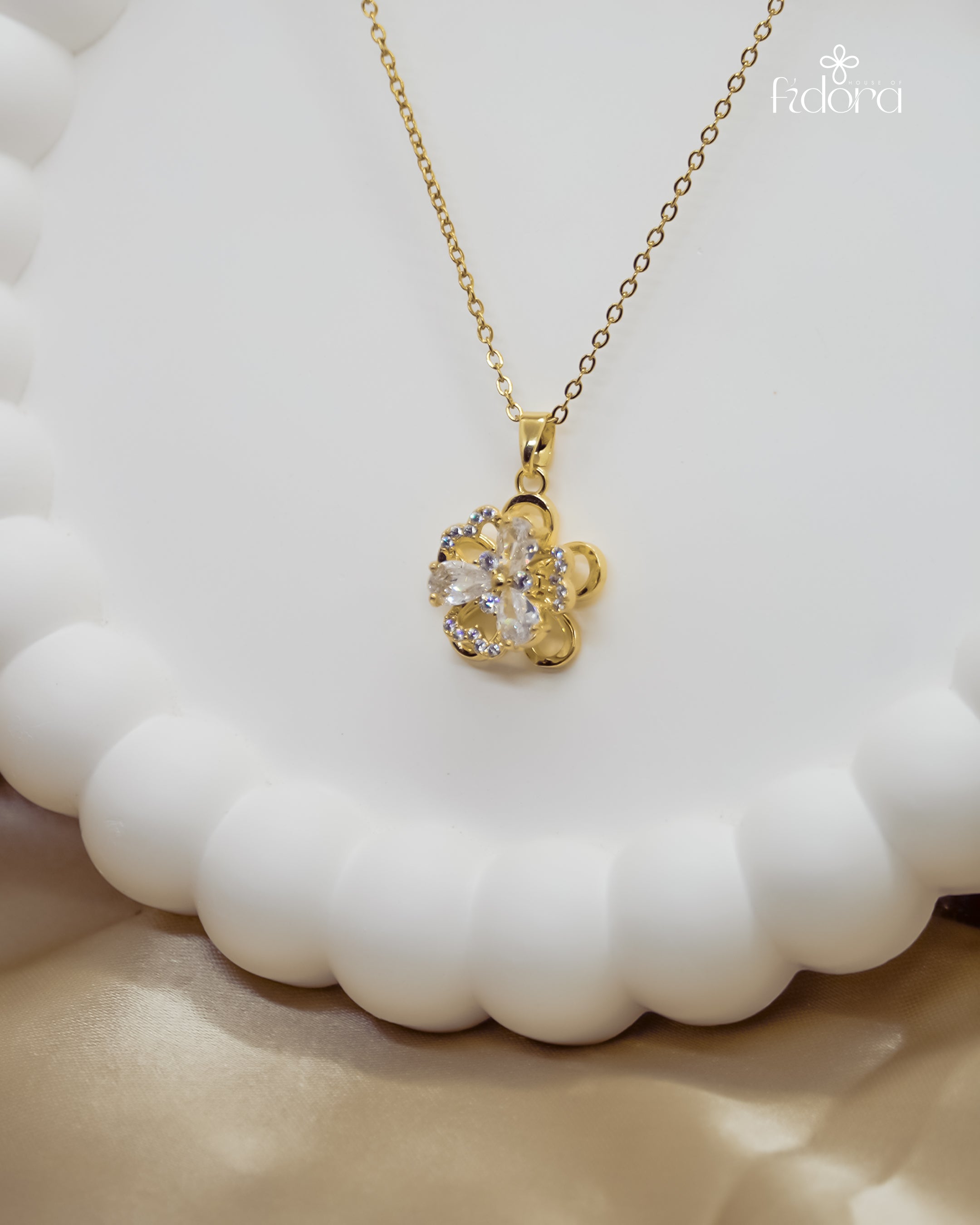 Trending gold plated anti tarnish flower pendant chain for daily wear.