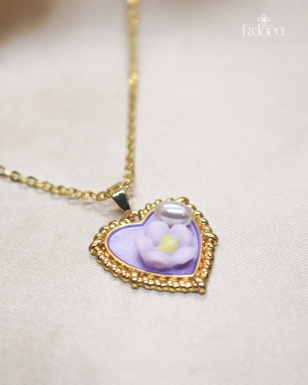 Anti tarnish pendant chain with ceramic locket