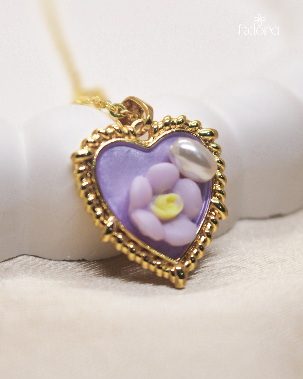 Anti tarnish pendant chain with ceramic locket