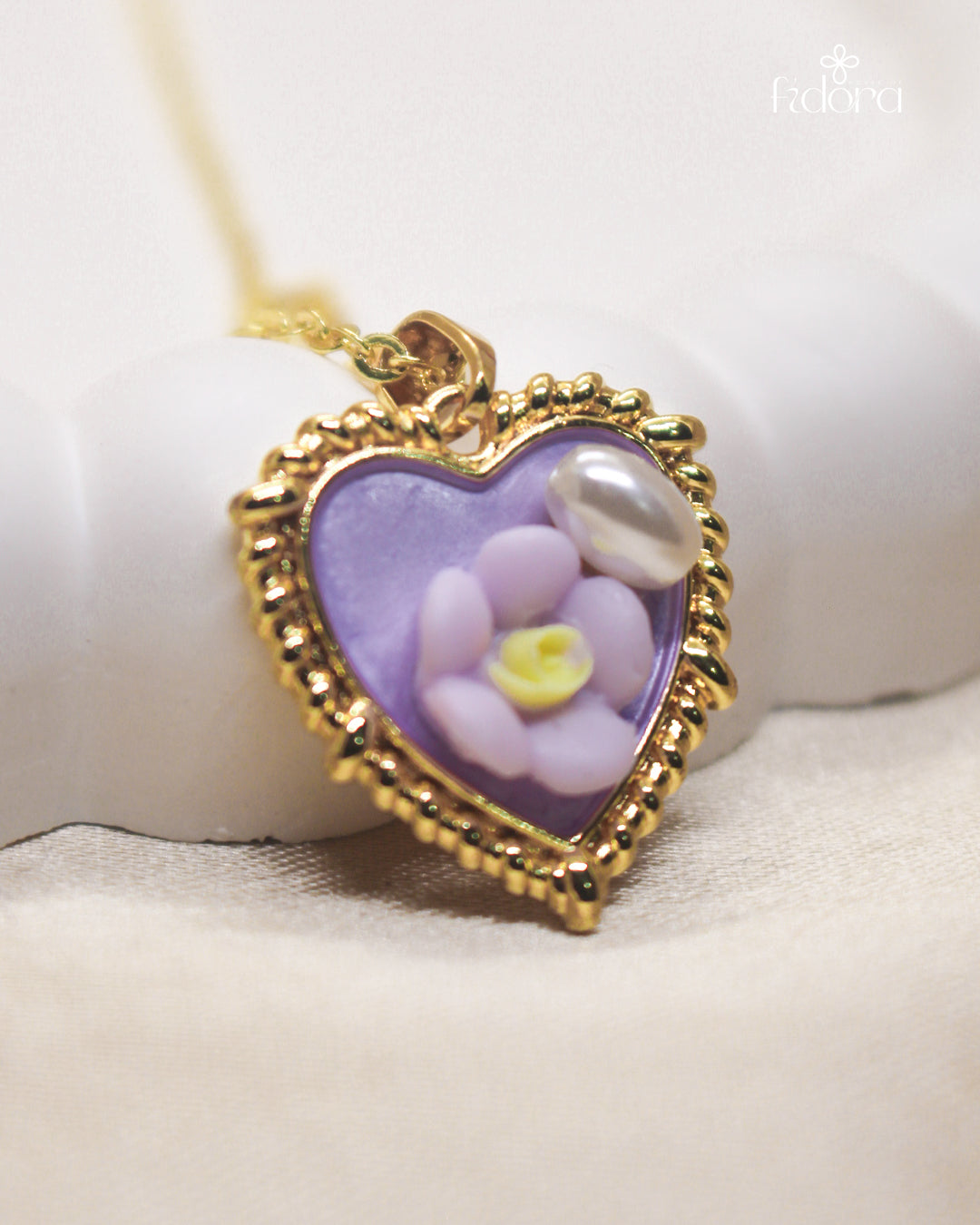 Anti tarnish pendant chain with ceramic locket