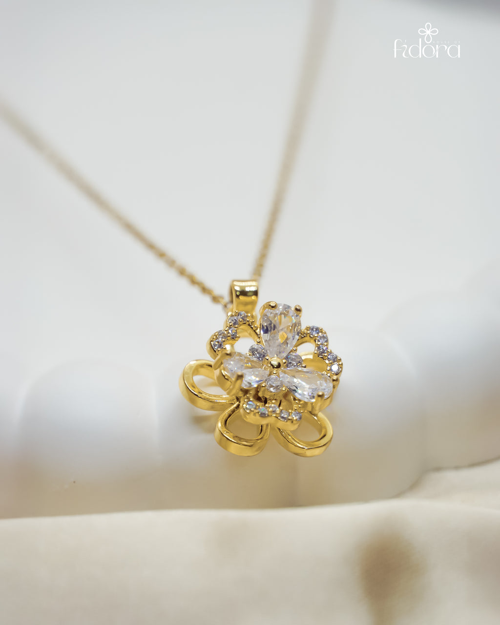 Flower anti tarnish gold plated pendant with chain which is suitable for daily wear and style according to the costume. Buy online now from House of Fidora.