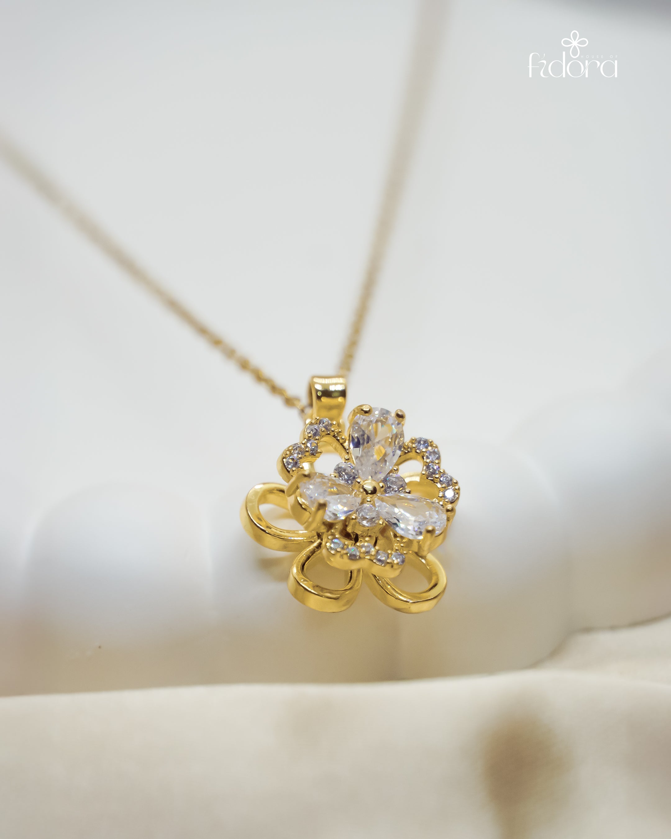 Flower anti tarnish gold plated pendant with chain which is suitable for daily wear and style according to the costume. Buy online now from House of Fidora.