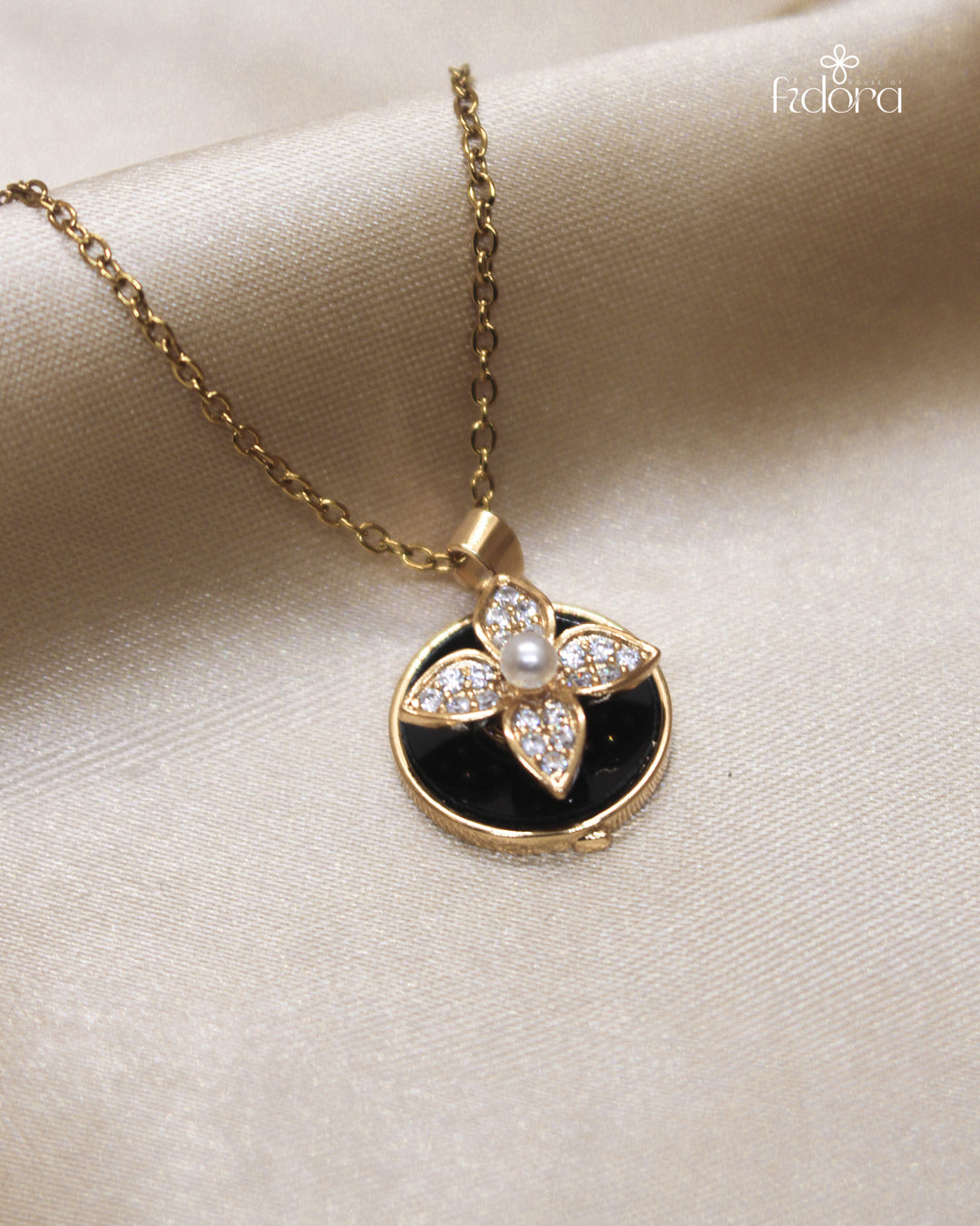 Anti tarnish floral rotating black circle pendant